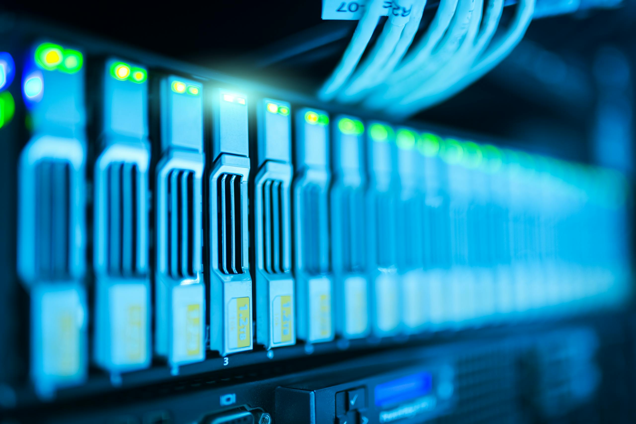 immagine di un armadio contenente hard disks per siti web